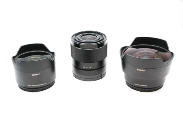 280529-01-SONY-FE-28MM-F2-MATR-0216439-CON--ACCESSORI.jpg